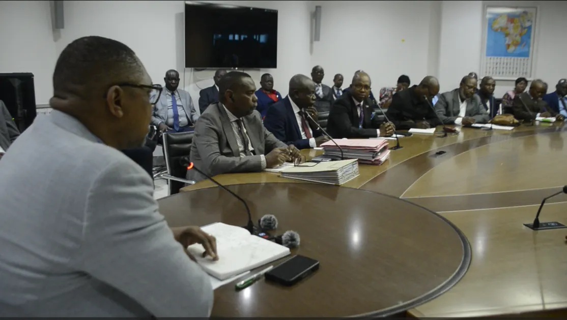 Ministre José Mpanda Kabangu en réunion avec le secrétaire général Aurélien Kamba Nsunda et les directeurs de l'administration des Postes et Télécommunications.